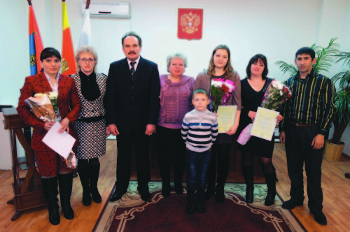 Молодым семьям вручили жилищные сертификаты