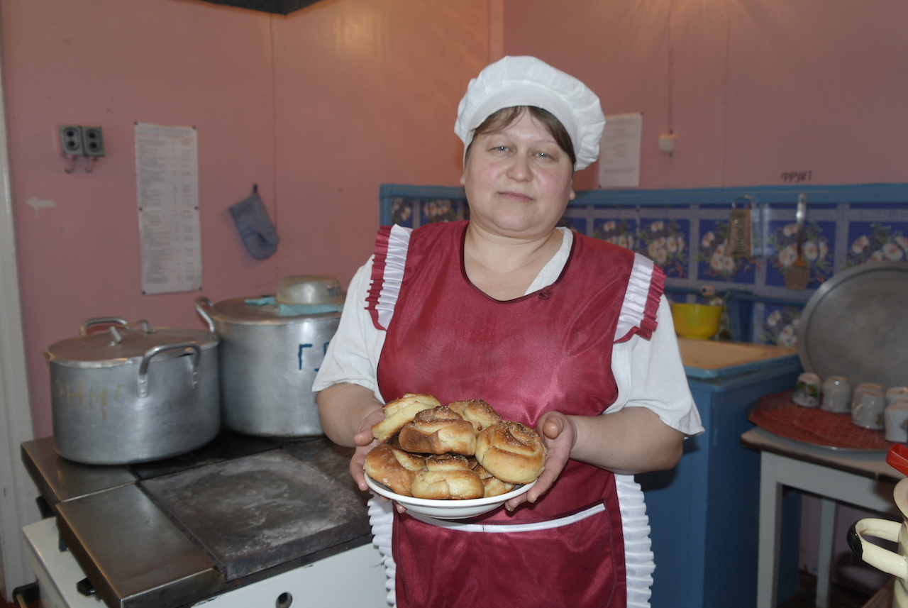 Русская тетя на кухне